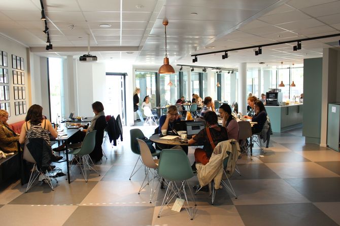 Norges første Pink Programming Sunday hadde plass til 60 deltakere, og mange sto på venteliste. Bak hjørnet på høyre side sitter enda flere deltakere.