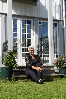 GLEDER SEG: Den nye administrasjonssjefen er klar for sin nye jobb!.