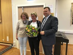 ANSATT: På et ekstraordinært møte 22. mai vedtok kommunestyrene i Ski og Oppegård å tilby Gro Herheim (49) stillingen som administrasjonssjef i Nordre Follo. Her gratuleres hun av Ski-ordfører Tuva Moflag og Oppegård-ordfører Thomas Sjøvold..