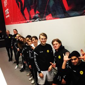 TRENERTEAMET: Denne gjengen varmet opp på Rush trampolinepark, og er nå i gang med trenerjobben for høstsesongen..