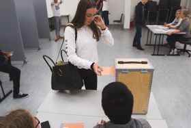 STEMTE: I dag gikk elevene ved Roald Amundsen Videregående skole til valgurnene..