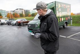 LYSER OPP: Når marked.no-sjåfør Alexander Húngnes trykker på appen lyser Volvoen til Hanne Tønseth opp på parkeringsplassen, og han vet dermed hvor varene skal leveres.