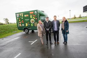 RASKT SAMARBEID: I løpt av høsten har samarbeidet kommet i stand mellom Volvo og marked.no. Fra Hanne Tønseth, markedsansvarlig Volvo, marked.no-sjåfør Alexander Húngnes, Andrei Rauta, leder panlegging marked.no og markedsdirektør hos marked.no Ida Fjell.