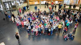 I FJOR: I fjor deltok mange barn. I år er det MANGE flere! Her ser du bilde fra fjorårets is+bok-fest.