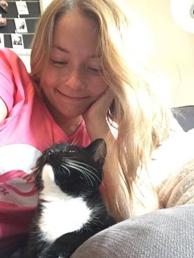 Journalist og vaktsjef Hanne Christin Våge i NRK P3 med en av kattene..