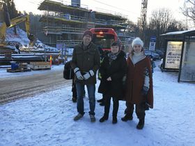 ENGASJERT: Maja S. K. Ratkje liker å engasjere seg i lokale saker, og gjerne for Svartskog hvor hun bor. Her er hun fotografert sammen med partikollegaene Hans Martin Enger og Inger Kaland Sjødalstrand i forbindelse med en aksjon for belter på skolebussene fra Svartskog..