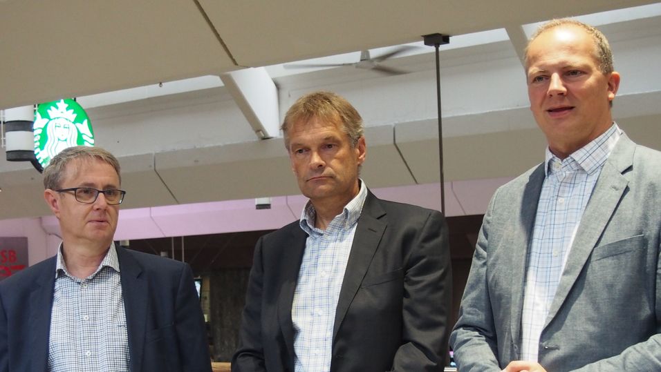 Dekningsdirektør Bjørn Amundsen fra Telenor, administrerende direktør Abraham Foss i Telia og samferdselsminister Ketil Solvik-Olsen signerte avtalen om mobilutbygging i Follotunellen på Oslo S torsdag.