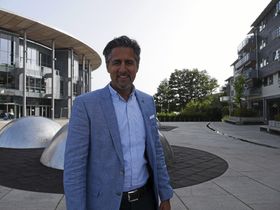AKTIV FOR TIDEN: Alle har nok fått med seg at Abid Q. Raja er klar for fire nye borgerlige år..