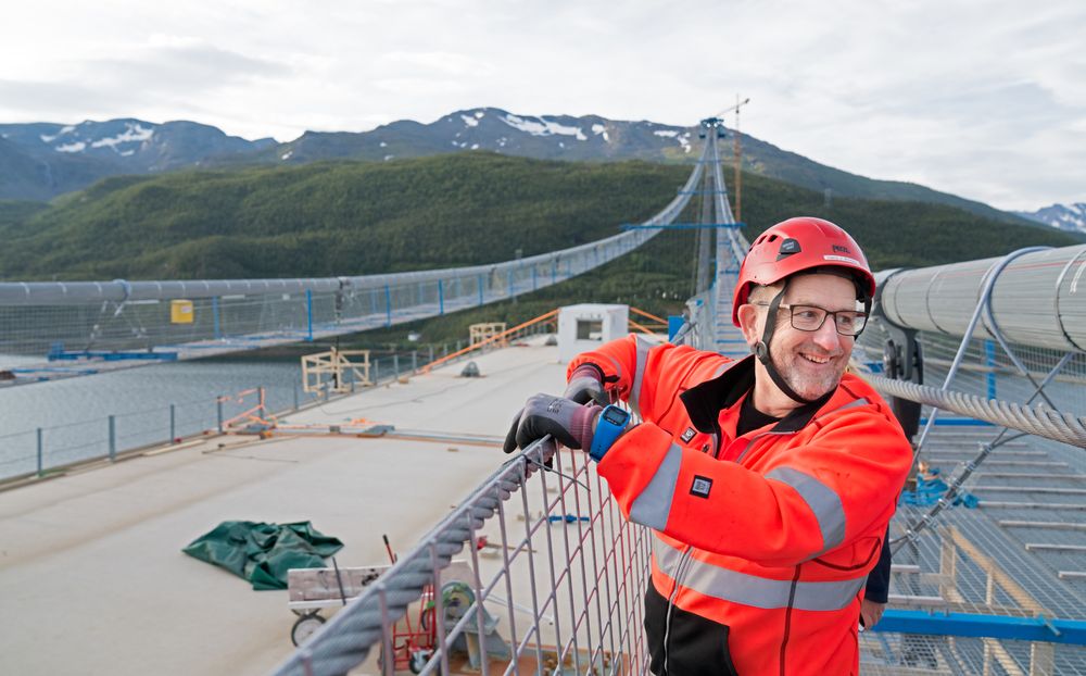 Fungerende prosjektleder, Hans Jack Arntzen, viser stolt frem de første brukassens om har kommet på plass på Hålogalandsbrua.