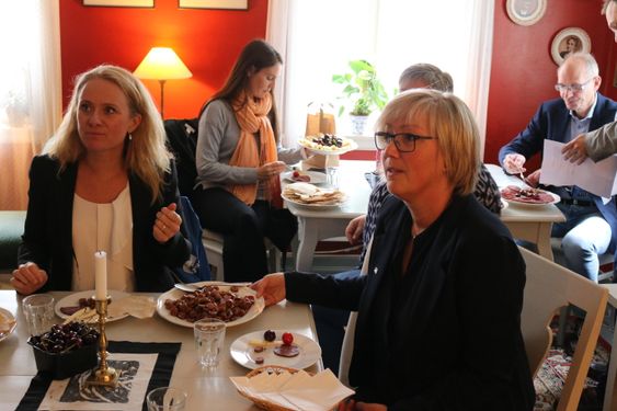 DISKUSJON: Anniken Hauglie og Frida Melvær diskuterte hovudsakleg reiseliv under ein lunsj beståande av lokalmat på Sanden pensjonat.