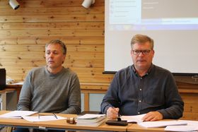 UFORSTÅANDE: Ordførar Noralv Distad (H, t.h.), stilte seg uforståande til skuldingane frå MDG-representanten om sololøp i utsleppssaka. Rådmann Steinar Søgaard til venstre.