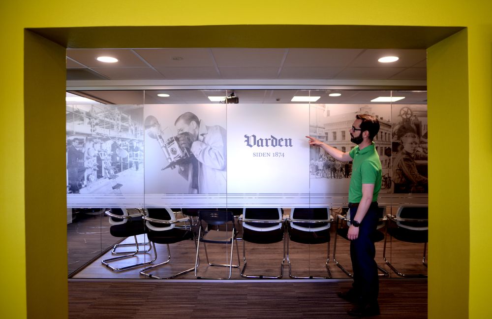 Historien er tatt med til Vardens nye bygg.
