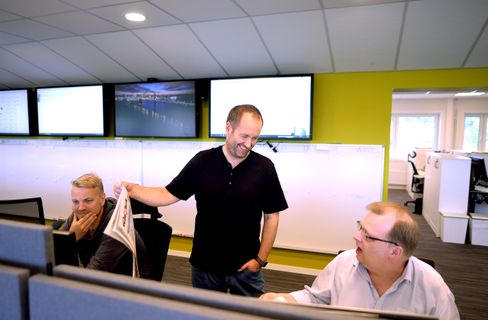 PÅ DESKEN: Vardens nyhetsredaktør Eirik Haugen snakker med Martin Øyvang (t.v.) og Bjørnar Larsen.