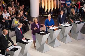 Senterpartiets leder Trygve Slagsvold (f.v.), Jonas Gahr Støre (Ap), Statsminister Erna Solberg (H), Siv Jensen (Frp), Knut Arild Hareide (KrF) og Venstre-leder Trine Skei Grande under fredagens partilederdebatt i Bergen.