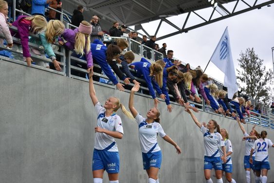 IDOLER: De små fotballspillerne strålte da damene kom bort til dem og ga dem high five etter kampen.