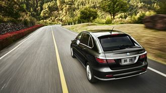 Daimlers kinesiske foretak Denza selger en Mercedes B-klasse-basert bil med 62 kilowattimers batteri i Kina.