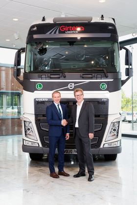 Girteka-sjef Midaugas Railas (til venstre) takker Volvos Rickard Alm for handelen foran den første av de 2000 Volvo-ene Girteka har kjøpt.