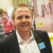 Knut Grimstad, kategorisjef for lyd, tele, IT og foto i Euronics, så en umiddelbar effekt av slukkingen i januar, i Euronics-butikker i de berørte områdene. Foto: Stian Sønsteng