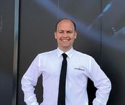 Ole Kristian Karlsen, varehussjef i Power Drammen, har sendt ut tre egne opplysningskampanjer om slukningen til sine kunder i området. Foto: Power