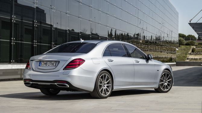 Mercedes-Benz S 560e har ladeluke under høyre baklykt og er kapabel til 50 kilometer kjøring på batteri.
