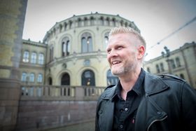 Satiriker, komiker og forfatter Svein Vathne foran Stortinget.