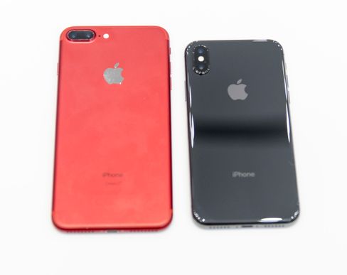 iPhone 7 Plus til venstre, iPhone X til høyre.