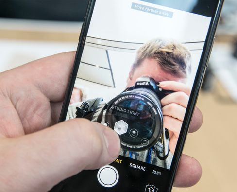 Ansiktscanneren på framsiden av telefonen gjør at mobilen kan skille ansiktet fra resten av bakgrunnen på en bedre måte. Essensielt for Face ID og nyttig for selfies.