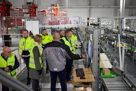 AUTOMATISK: Direktør på Asko Sentrallager Kjøl, Arild Åsmul viser gjestene rundt på anlegget under åpningen.