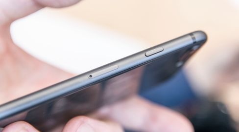 iPhone-designen holder seg godt, og blir spritet akkurat tilstrekkelig opp ved at baksiden nå er i glass, med metallramme rundt.