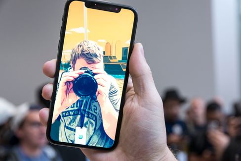 Det er i stor grad kreftene i maskinvaren og muligheten iOS 11 byr på som forener iPhone 8- og iPhone X-modellene. I tillegg til trådløs lading og enkelte kamerafunksjoner. Her tegneserieforvandling i Clips på en iPhone X.
