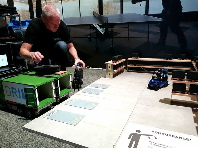 Kanskje overraskende nok var denne truck-spillet den morsomste opplevelsen vi hadde på expoen. Kontrollerene var gode og responsive, og det hele fungerte uten stopp og krøll. Mestringsfølelsen man får av å løfte opp en palle og bevege den inn i lastebilen anbefales til alle og enhver. All ære til DRIW-gjengen på Sunnmøre som satte i stand dette.