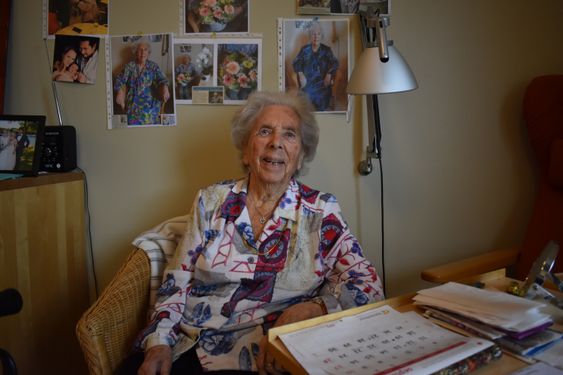 ET GODT LIV: – Jeg har hatt et godt liv, og har ingenting å klandre samfunnet for, sier den positive 104-åringen. Her sitter hun i leiligheten sin på Greverud sykehjem, hvor hun trives svært godt. På bordet har hun et glass rødvin og en boks sjokoladehjerter. – Sønnen min tar med seg rødvin hver gang han kommer på besøk, sier hun og smiler.