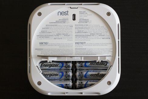 Nest Protect drives av AA-batterier, som skal holde i «flere år».