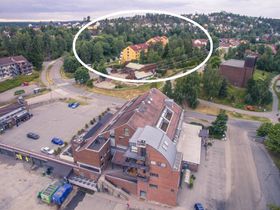 HER SKJEDDE DRAPSFORSØKET: I den nest fremste gule blokken i bildet, skjedde drapsforsøket..