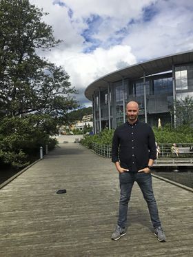 SHOW I SIN NYE KOMMUNE: Terje Sporsem gleder seg stort til å opptre for sine nye sambygdninger. – Jeg håper folk liker showet, sier han..