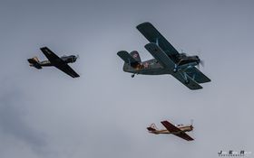 RUSSIAN WARBIRDS: Antonov An-2 og Yak-52 i formasjon over Tuven.