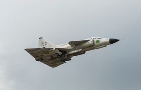 HØYDEPUNKT: For mange var dagens store høydepunkt SAAB Viggen, som vartet opp med pyroshow.