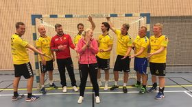 KLARE FOR SESONGEN: Oppegårds herrelag ledes i år av en knalltøff dame, som skal temme gutta på laget, og videreutivkle dem. Maleen Ringkilen (foran) er ny trener for blant annet Anders Nordheim Dahl (f.v.), Daniel Magnussen, Jørgen Hylbak, Renè Borgerud, Jens Førsund, Magnus Bae, Martin Mårtenson og Jørgen Gjertsen..