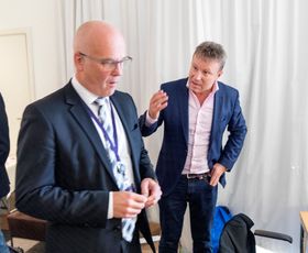 Vebjørn Selbekk (t.h) og NRK sjef Thor Gjermund Eriksen ikke helt enig.