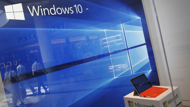 Windows 10 vises på en skjerm i vinduet til Microsoft-butikken ved Roosevelt Field i Garden City, New York, den 29. juli 2015.