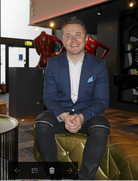 BLI MED: Hotelldirektør på Qualit Hotel Entry oppfordrer til å bli med å løpe.