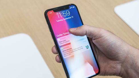 iPhone X er både lekker og smekker, men koster så mye at enkelte vurderer å kjøpe den i utlandet. Det lønner seg ikke alltid, viser våre utregninger.