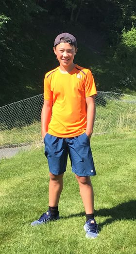 IMPONERER I TENNIS: Jon William Karlstad fra Greverud er i sitt (serve)ess på tennisbanen. Han gjør seg bemerket i sporten for tiden..