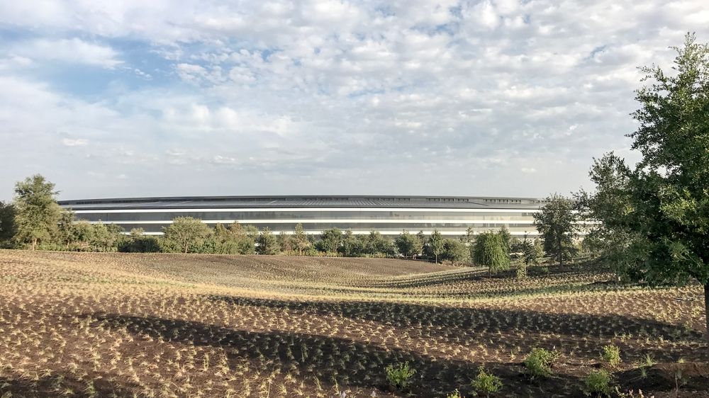 Romskipet! Apples gigantiske og sylindriske hovedbygning. Den kan «rulle» 1,4 meter ved jordskjelv og sørger for sin egen energi ved hjelp av solcellepaneler på taket.