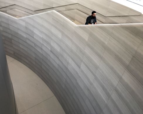 Den ene av de to gedigne steintrappene ned i Steve Jobs Theater. Hele trappen er massiv, og håndtakene er utskjæringer i steinen. Skalaen på denne trappen kan få en person til å nesten fortone seg som en liten maur på vei opp.