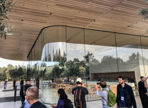 Besøkssenteret med kafeteria og Apple Store er det første man møter før man går inn på området.