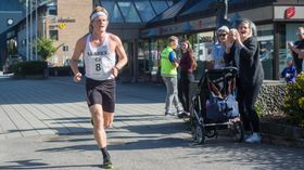 EINSAM MAJESTET: Hallvard Sørheim Evjestad leia klart ved passering fem kilometer og var like suveren i mål.