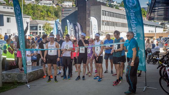 FOLKEFEST: Målet er å gjere SMILI til ein årleg folkefest. Her er det like før startskotet går i konkurranseklassen.