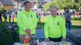 INNSATS FOR ANDRE: Dagfinn Tufte og Per Årethun sørger for at òg NAF var synlege på frivilligdagen.