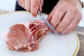 TIPS: Ved å skjære 1 cm ned i kjøttet, med 1 cm mellomrom mellom hvert kutt, blir det lettere å få koteletter fra carré gjennomstekt.